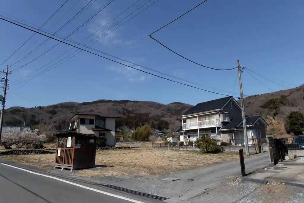 しばし車道を歩いて弓立山の登山口を目指します。右側に歩いてきた稜線が見えます。雷電山の激下りの坂のあと以降はなだらかな道でしたが、本当にその通りですね。