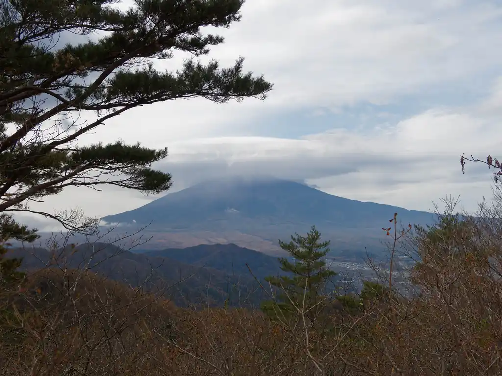 ようやく倉見山手前のピークに到着。ここには写真の朽ちたベンチがあり、景色が良い。ぶっちゃけ、倉見山よりこっちのピークの方が眺め自体は良いんじゃないかと思う。
