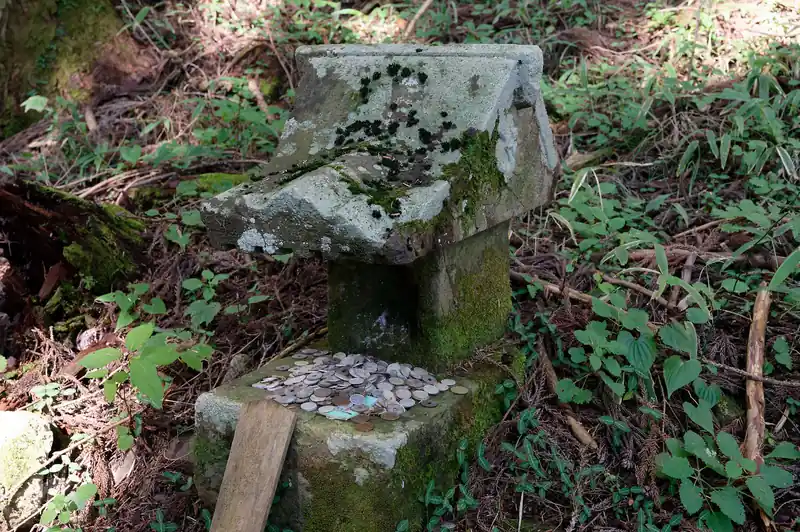 こっちは祠。小銭がやけに溜まっている。