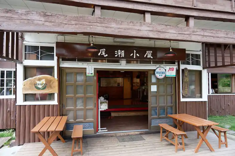 尾瀬小屋の入口。