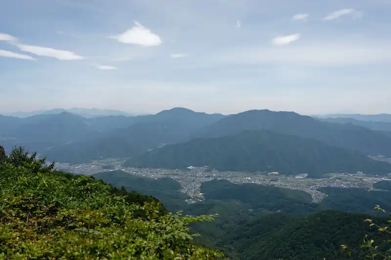 中央あたりにあるのが倉見山。その奥に杓子山。
倉見山からも富士山は見えますが、杓子山、三つ峠に比べると人気はなく、静かな山。
登山道は整備されていて、山頂近辺に痩せ尾根と急登がありますが、それ以外は歩きやすい道が続く。秋は落ち葉で大変なことになるので、春あたりにクマガイソウとセットで登ると良いかも。

杓子山は言うまでもなく、山頂は360度見渡せるパノラマビュー。下吉田駅から歩いてアプローチも出来ますが、少々遠く、自家用車向きの山。
尾根コースは急登があるものの、危険箇所はなく歩きやすい。麓に不動湯があり、汗を流せるのも良いポイント。