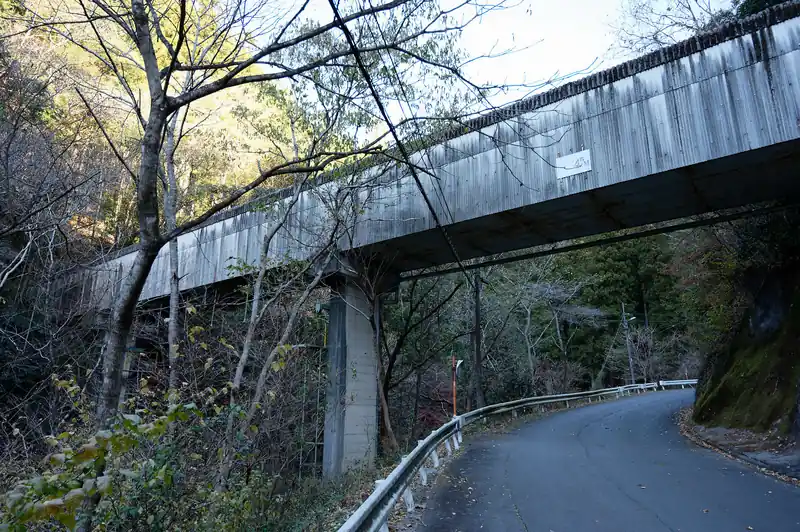 武甲山から切り出された石灰を運ぶベルトコンベア。武甲山のあたりから山を貫いて日高まで続く、伸びるかなり長いベルトコンベアです。武甲鉱業のウェブサイトによると23kmほどの長さらしい。