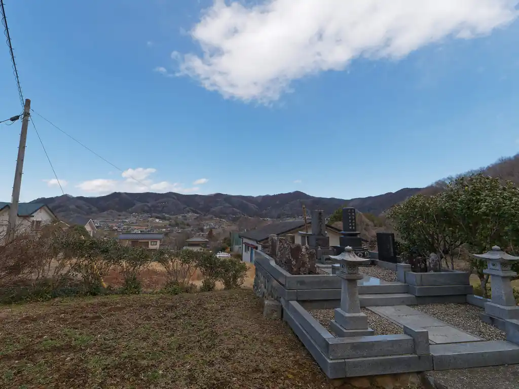 ここから藤野駅までしばらく舗装路歩き。

こういう低山は正直、人が全く歩いておらず不安になるような道か、思いの外歩く人がいてよく整備された歩きやすい道のどちらかなのだが、今回の登山道は後者だった。見晴らしの良い箇所は峯くらいだと思うが、よく歩いている奥武蔵や奥多摩と違い、雑木林の道が多く、冬に歩くと葉が落ちていて明るく気持ちがいい。

難点は各山塊がショートコース過ぎるので、繋げて歩くとちょうどよいと思うのだが、そうすると今度は舗装路歩きが多くなってしまう。
今回のコースも、体感では半分程度は舗装路歩きとなってしまった。