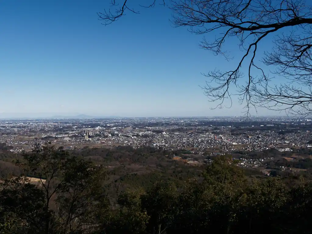 日和田山山頂からの景色も良い。
左奥にうっすら筑波山が見える。