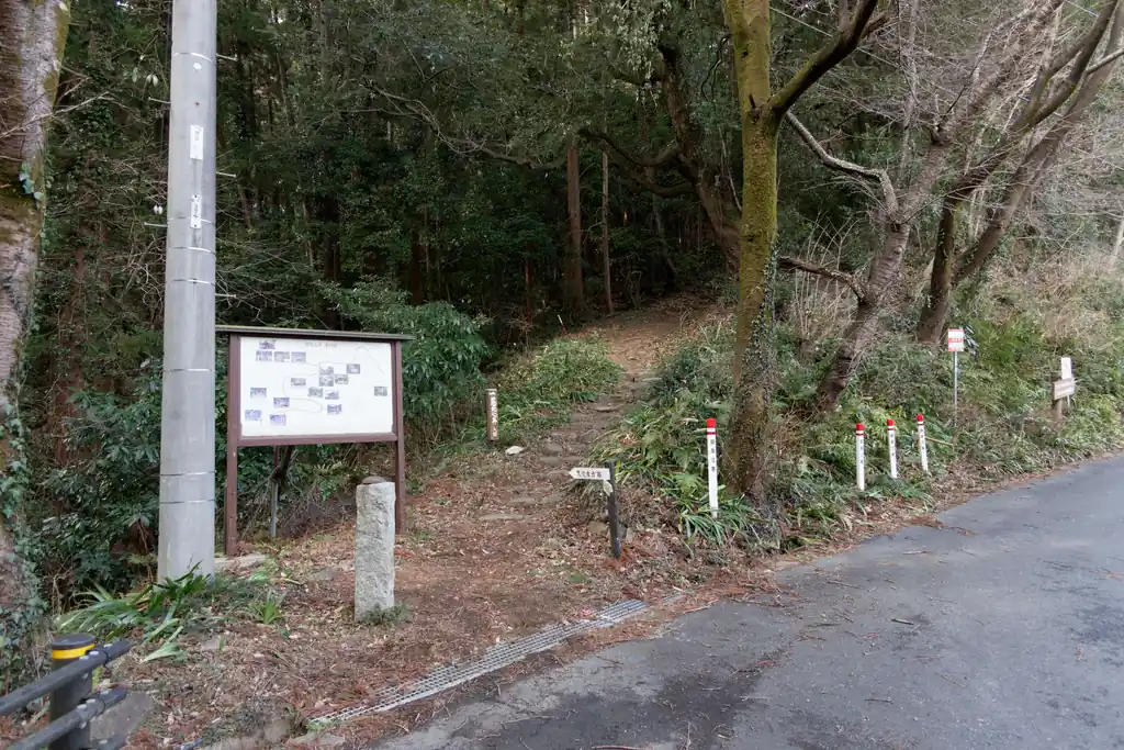 流れに身を任せて山道を歩いて行くと車道につきあたり、あとはここを下って行くと慈光寺バス停に出ます。