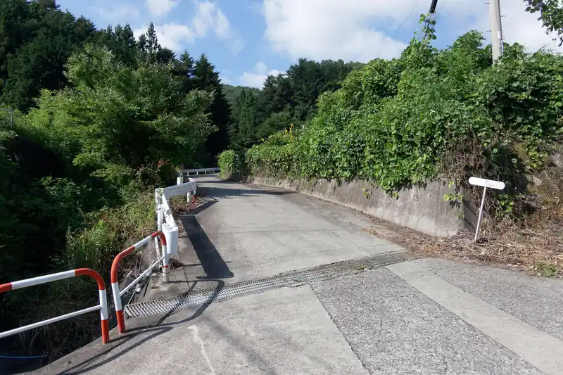 途中道標があるので見逃さないように歩いて左折。全く人がいなさそうな道へ。