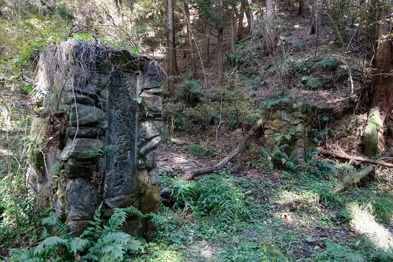 途中立派な石門。
長瀞高原ビレッヂと書かれています。
昔存在した、キャンプ場のような施設だったようですが…。