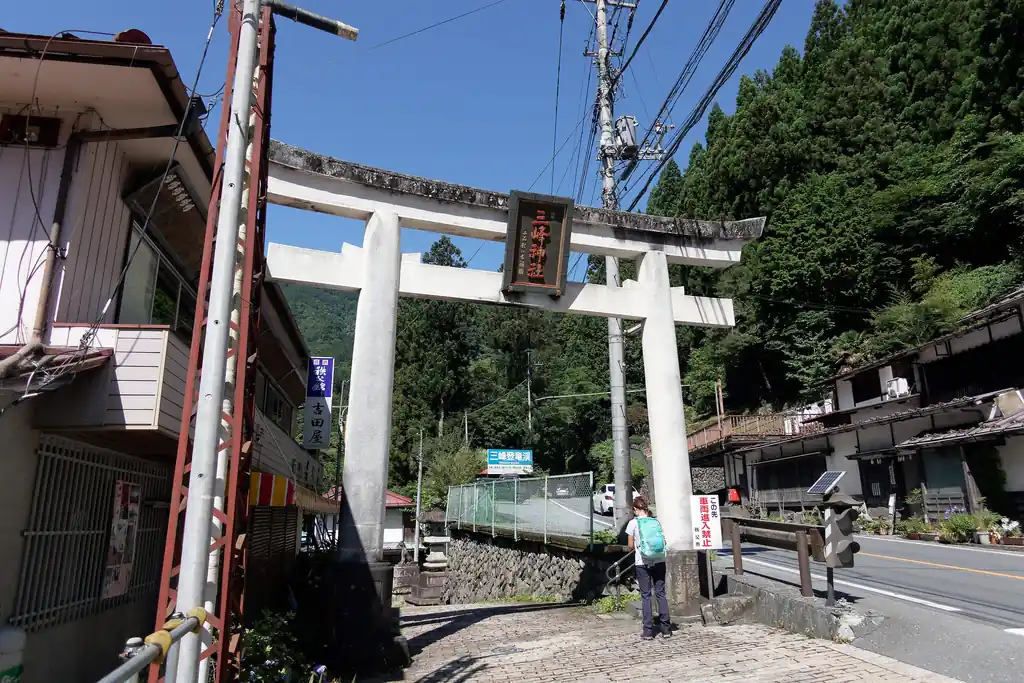 大輪バス停でバス待ってる時に気づいたけど、裏参道から登るんなら大輪バス停じゃなくて岡本バス停の方が近かったような気がします。（注: 川又行きバスなら岡本バス停に止まるが、三峰神社行きのバスの場合、岡本バス停には止まらず、大輪バス停にしか止まらない）

登り始めはこの鳥居から。
ここを少し下って橋を渡り、石段の道を歩いていくと表参道入口となります。