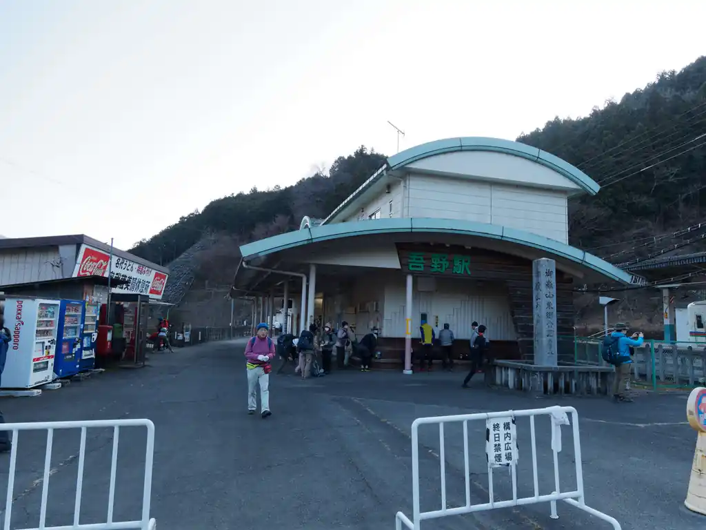 始まりはいつもの吾野駅。私がここで降りるときは顔振峠か天覚山に登るときです。

ちなみに、この吾野駅までが西武池袋線で、ここから先の西吾野駅から西武秩父駅までの区間は西武秩父線です。1969年(昭和44年)に正丸トンネルが開通し、西武秩父線が開業するまで、この吾野駅が西武池袋線の終着駅だったのですが、今となっては通過駅となっています。

私の勝手な妄想ですが、西武秩父線開業以前以後で、ここから西の登山道も大きく様変わりしたのではないかと思っています。開業以前は、正丸尾根(旧正丸峠からサッキョ峠、苅場坂峠の尾根)を超えるために、峠道を走るバスが運行されていたとのこと。例えばですが、西武秩父線開業以前は、今の芦ヶ久保駅から二子山に登るルートは無い、あるいはマイナールートだったのではないかなあ。今でも二子山入り口バス停がありますが、あそこから甲仁田山経由で登っていたのではないか、と考えています。今でもバリルートとして歩く人はいるみたいだけど、芦ヶ久保駅から登るルートに比べると岩場もあって難易度高めなようです。

当時の旧正丸峠の道路はなかなか状態が悪く、車でも行き来は大変だったようです。イニシャルDで藤原 拓海と秋山 渉がバトルしたのが、この正丸峠なんですが、危ないのでそういうことは絶対にやめましょう。

なお、正丸峠から旧正丸峠にあがる登山道の脇に、道路から墜落したと思しき車の残骸が今も残っていたように思います。