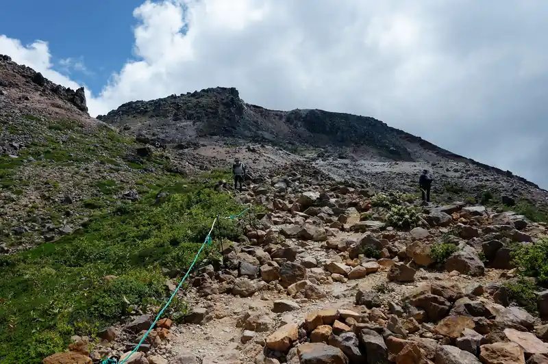 我々の行程としては、あとは茶臼岳に登ってロープウェイで下山するのみ。
