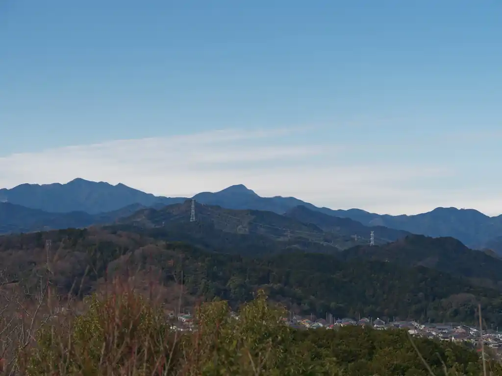 多峯主山山頂。今回は3～4人程度しか登山者がいなかった。
日によっては座る場所がないほど混むのだが、やはり年末だからか忙しい人が多く、登山者も少ないのだろうか。

写真は武甲山。