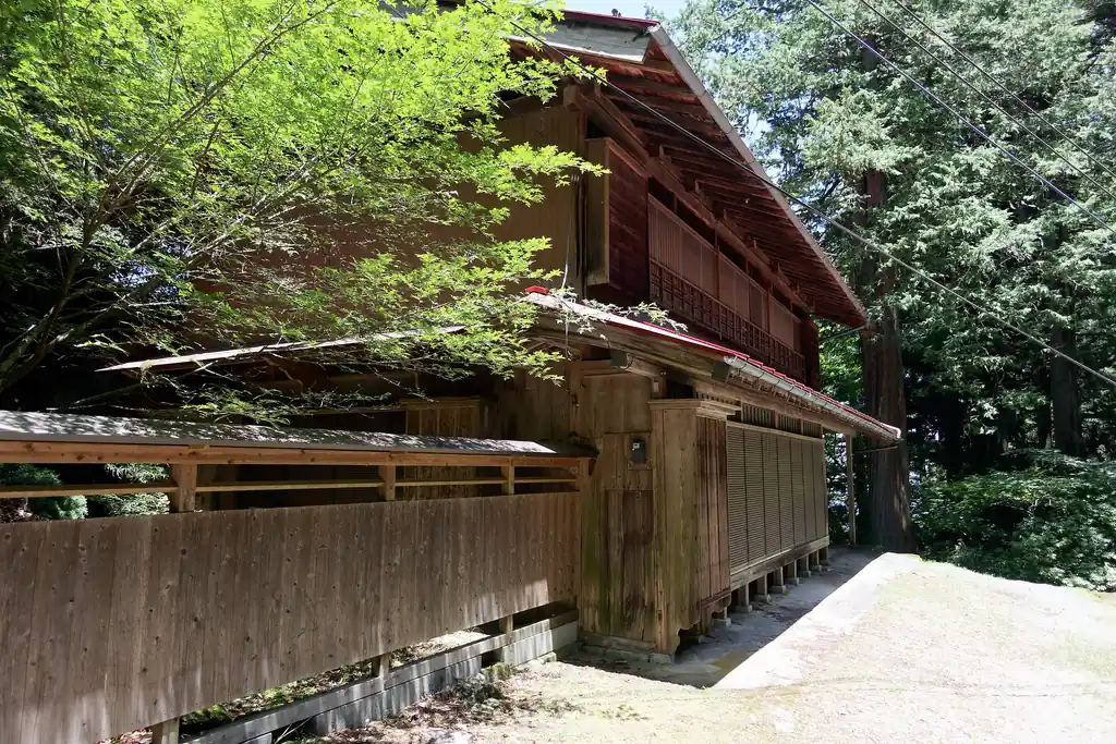 だいぶ立派な家屋ですが、民家のようです。そういえば林道が繋がっているような気もしたけど、基本的に車やバイクで来れるようなところではないので、買い物するだけでもかなり大変なのでは・・・。