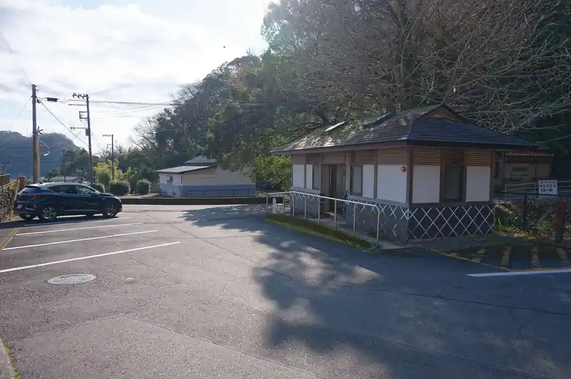 ようやく登山口（ということにしておく）の洒水の滝の駐車場につきました。
ここにもトイレがあるんですが、やはりここも和式のみ。トイレに行っておいたほうが良いようなお腹の具合なんですが、洋式が良かったので、なんとなくやめてスルーします。
今回のルートは21世紀の森にもトイレはあるらしいし、足柄峠にもトイレがあるらしいので、まあ行きたくなったら急げば良いかな、くらいの感じです。