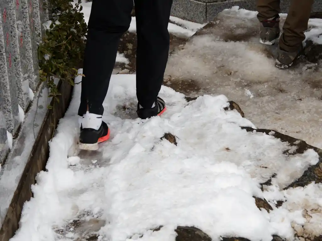 登山者も含めてツボ足で歩いている人が多く、見ているこっちがヒヤヒヤするくらいだった。このあたりは柵があるのでしがみついて行けばなんとかなるが、下りは結構怖いのではないかと思う。