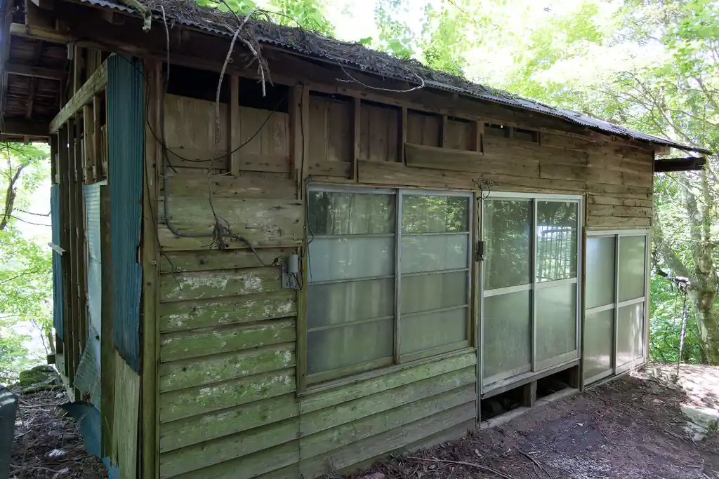 表参道を歩いているとこんな感じの廃屋が何件かあります。
流石に人はもう住んでないはず。