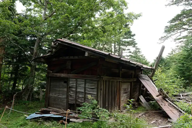 ここはだいぶ古い神社だそうだが、既に崩落しており立入禁止のロープが周囲に。