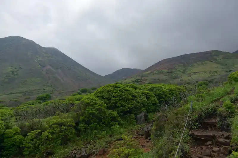 左に見える山が三股山。登っていきます。
