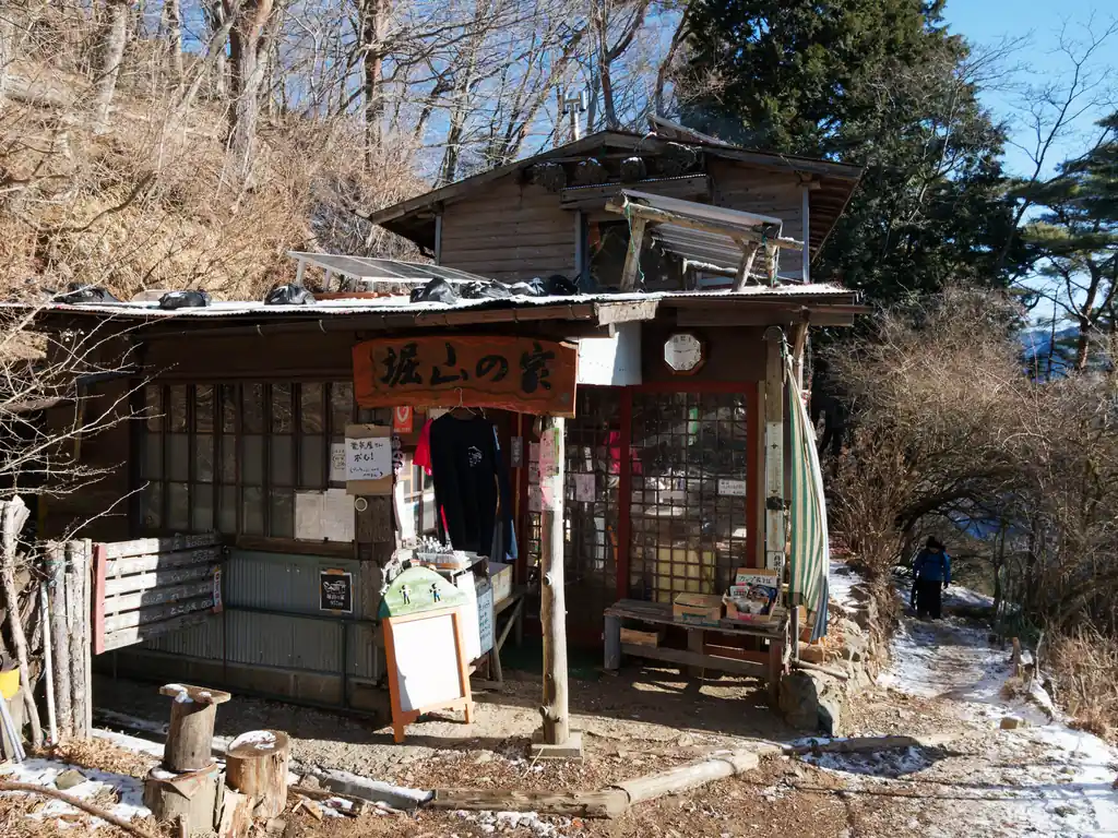 堀山の家に到着。
8時に大倉バス停を出発したので、ここまでで1時間15分。ここがちょうど中間地点で休憩する人が多い印象なのだが、今日はまだ体力的にだいぶ余裕があるので休まず登ることにする。

なお、ここまでは割と前哨戦、ここから花立山荘までの登りが大倉尾根のきついところだ。