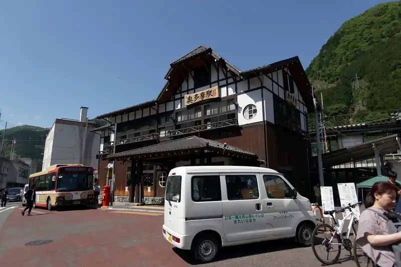 そんなこんなで奥多摩駅へ。
奥多摩駅周辺はやけに観光客が多く賑わっていて驚いた。
どうも外国人観光客も多く、こんなところで何をしているのか気になったが、奥多摩ってそんな人気スポットでしたっけ…？

大体登山者ばっかりいるイメージだったけど…。

この後、改札を通ったらちょうど電車が到着した頃で、大勢の観光客が電車から降りてきていた。