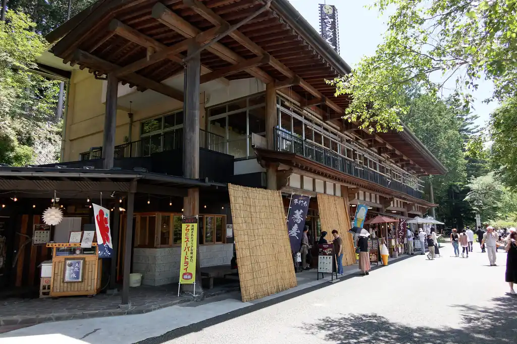 右奥に進むと雲取山登山口。