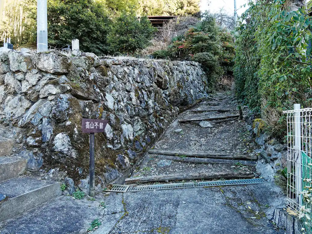 萩ノ平コースは登山口が少しわかりづらい。道標があるので、わかりやすくはあるのだが、一見すると民家の入り口としか見えないところを歩いて行く必要がある。