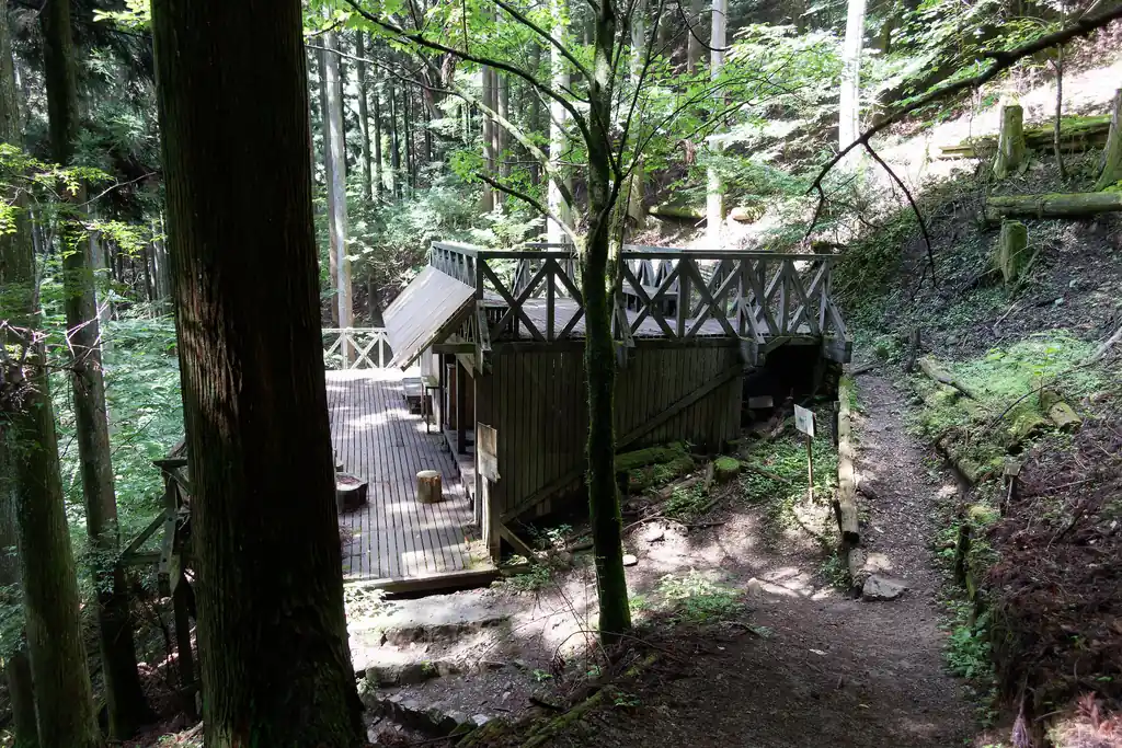 謎の休憩所っぽい建物。このあたりから舗装路が終わって登山道に変わります。