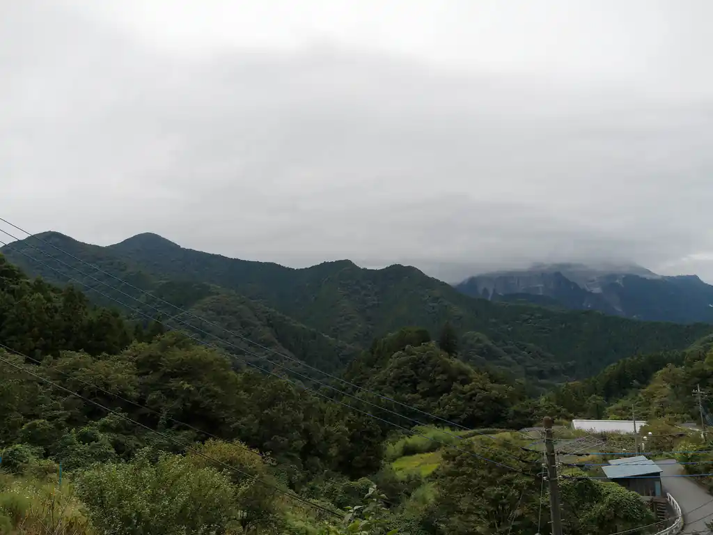 今日の武甲山はすっかり雲に覆われている。
武甲山の左のところから順に、

1. 浅間山（富士浅間神社が祀られている）
2. 名のない696mピーク
3. 二子山雌岳
4. 岩菅山

だろうと思う。甲仁田山はここからでは見えないはず。
岩菅山から伸びる尾根が、兵ノ沢右岸尾根ルートだろう。その尾根と浅間山の間にある谷が一般登山道の兵ノ沢コースのはず。