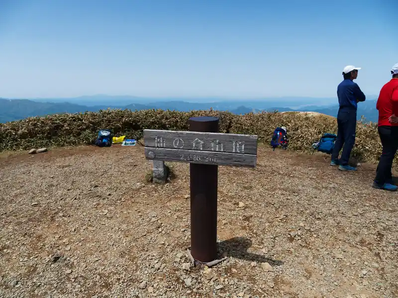 仙ノ倉山に到着！
仙ノ倉山山頂も少しばかり広く、平らだ。山座同定盤と、山頂標があるだけのこじんまりとした山頂である。

この時は10人弱の登山者が休憩だった。
私もここで少し休憩。その間も数人の登山者がエビス大黒ノ頭方面から歩いてきていた。思いの外谷川岳主脈に挑戦する登山者は多いらしい。