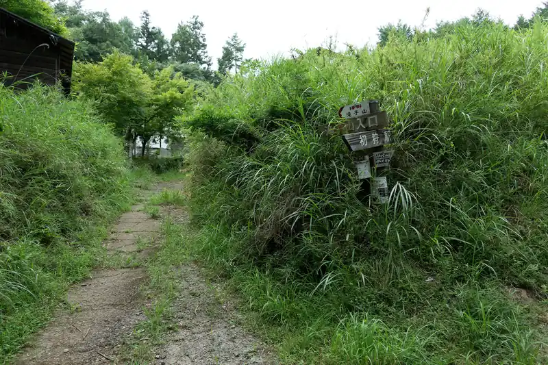 左側の道から出てきました。写真右側に舗装路は続いていて、何かしら建物があるようです。
ちょうど私がここに着いた瞬間、軽自動車が降りてきていました。