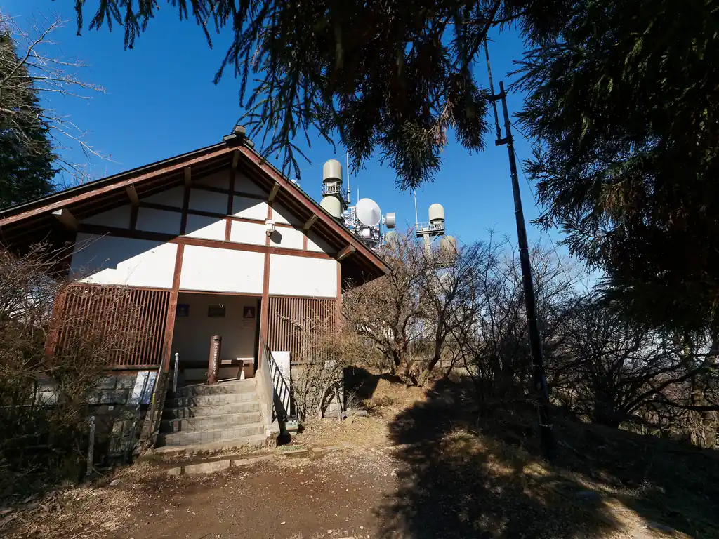 アンテナの方に少し歩くとトイレがあった。だいぶしっかりしたトイレだ。大体、こういう山にあるトイレは12月に入ると凍結防止のために、利用禁止となるケースが多い。
でもここは特段そういう感じではなかったので、通年利用できるトイレなのかも。有難い限りである。
