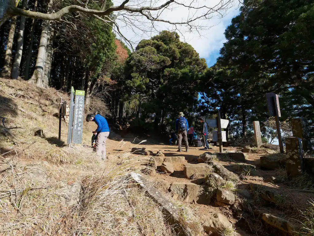 分岐からしばらく九十九折りの道を登っていくと、ケーブルカー駅方面との合流点に出る。
ここまでの道で危険個所はないが、合流地点の手前あたりは大きな岩がゴロゴロしている。鎖場とかがあるわけではなく、手を使えば通過は容易であった。

ここからケーブルカーで登ってきた人も合流して一気に登山者の数が増える。