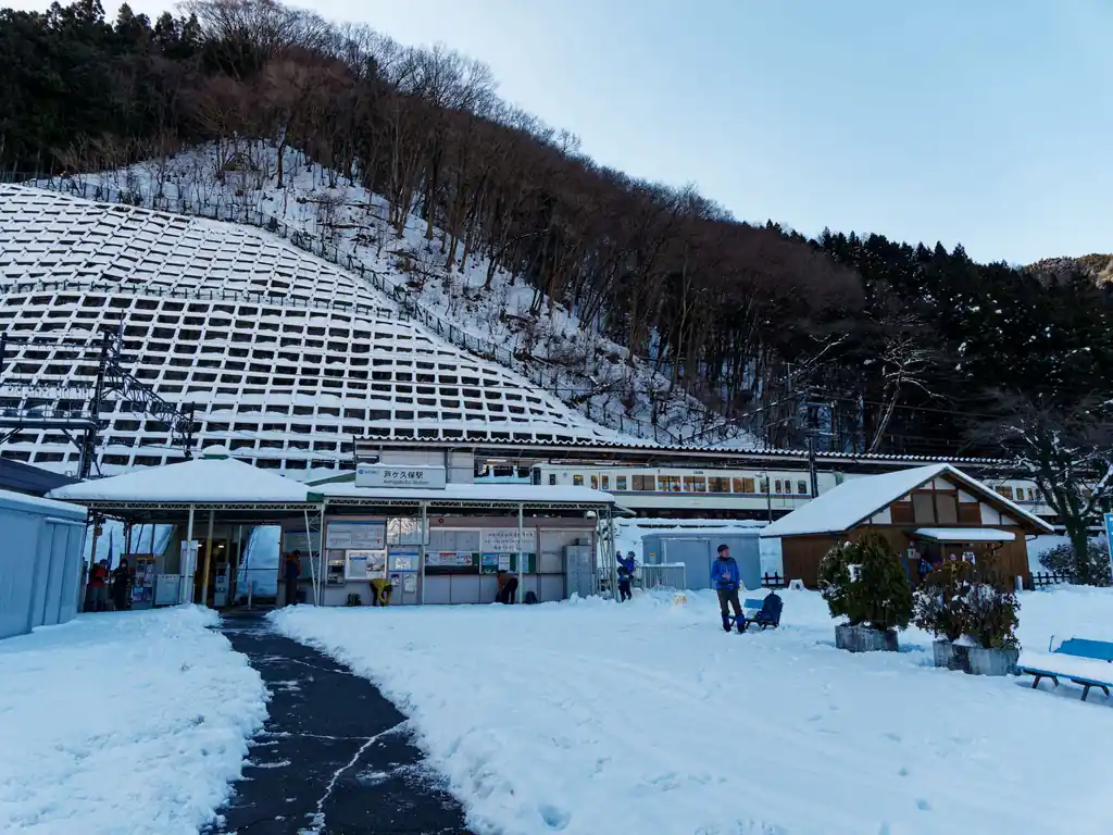 8時30分くらいに芦ヶ久保駅に到着。思っていたより駅前に積雪があります。

電車から外を眺めている感じ、正丸トンネルを秩父側に超えるかどうかで積雪量が大きく変わる印象があります。