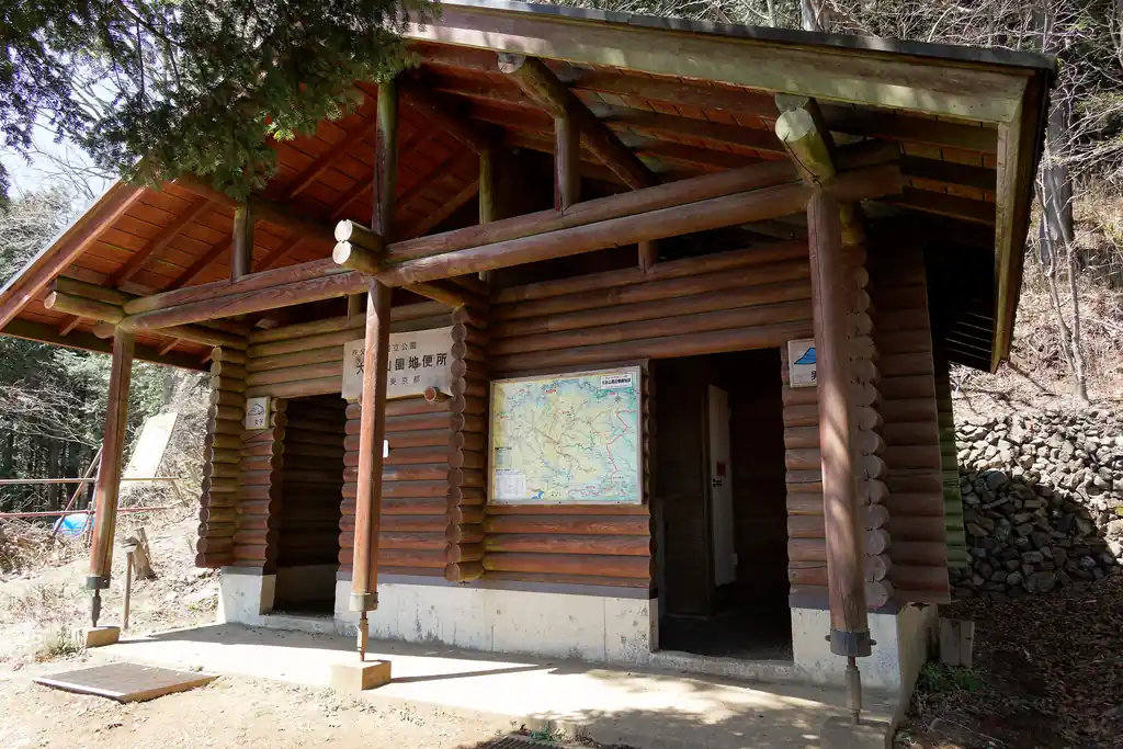 大岳山荘の前にトイレ。