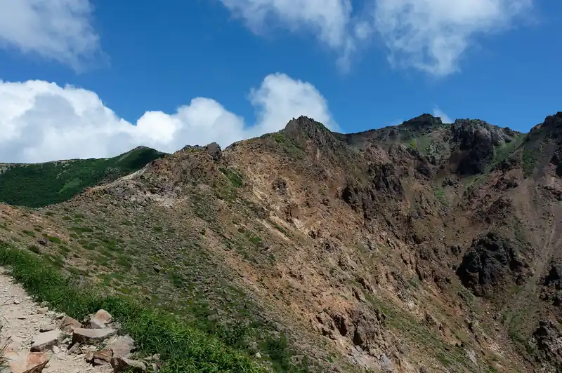 剣ヶ峰を迂回して歩いていく。