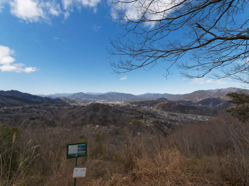素晴らしい眺望。
恐らく日連アルプス最大の見せ場がここ峯山頂。大月方面の山が一望できる。手前にある低山が最初に歩いた経塚山・古峯山あたりのはず。

ここで久しぶりに登山者と遭遇。まさか日連アルプスで他の登山者と遭遇するとは…予想外だった。
なお、この峯からさきに北側に八坂山という山があり、私もそこに行く予定だったのだが、予想外すぎる登山者との遭遇によりすっかり立ち寄るのを忘れて、そのまま日連山方面へ歩いていってしまった。
いつか再訪せねば…。