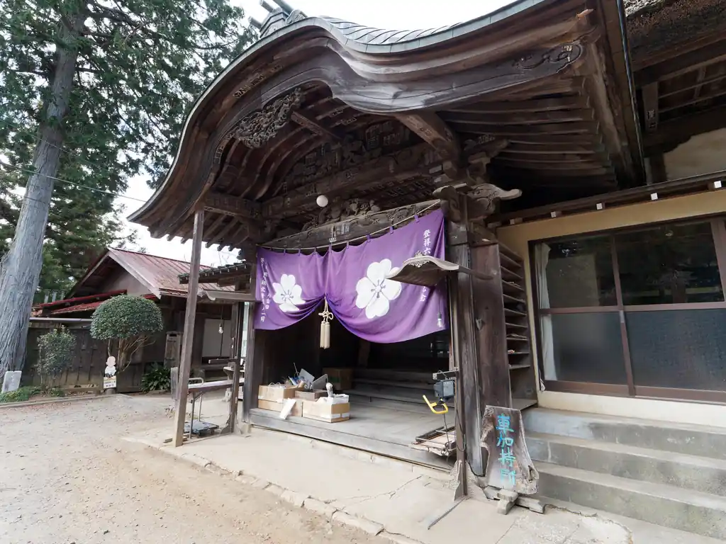 もっと参拝者がいるかな、と思ったのだが、まだ早朝だからか人はそれほどおらず。
登山者も3～4人くらいいるかな～程度だった。
