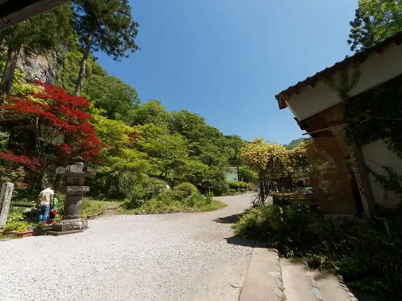 GWの快晴日ということもあってか、観光客の姿が目立つ。
このあたりは蕎麦屋など昼食を食べれる場所も多く、昼時だったこともあり、大勢の観光客が。