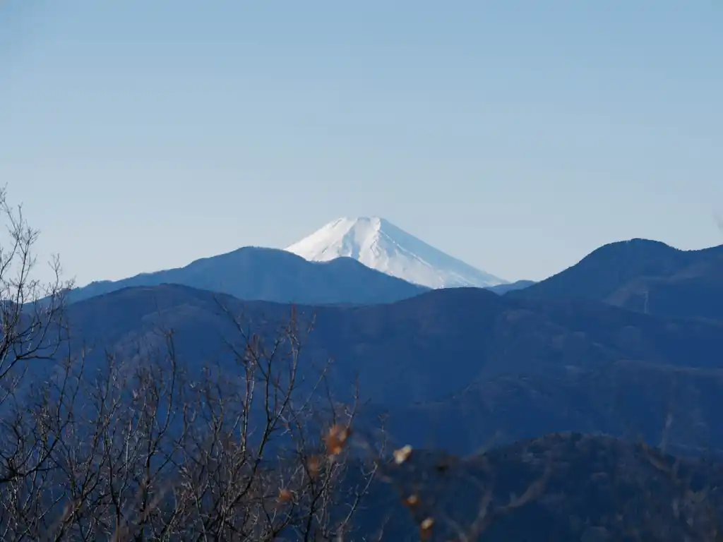 ちょっとだけ富士山の頭が見える。
すっかり冠雪している。
