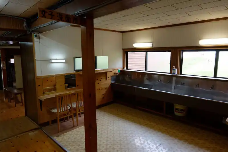 こちらは女性用の洗面所。奥に男性用の洗面所がある。
洗面所の向かいにトイレと浴室。