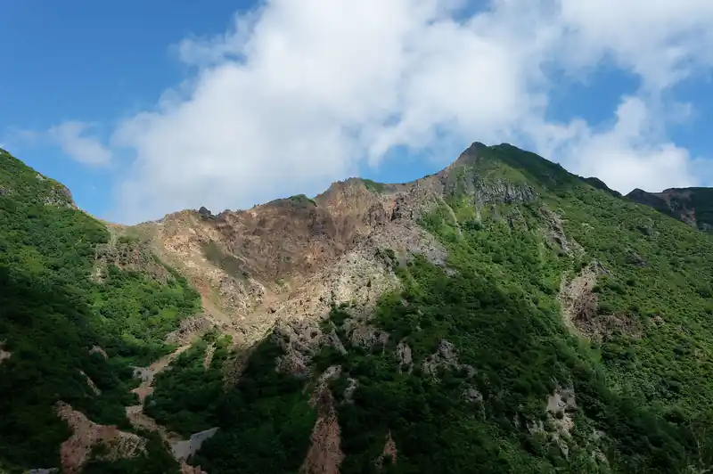 朝日岳に通じる登山道を人が歩いているのが見える。
この尾根らしき道、ノコギリみたいだけど、高所恐怖症的に大丈夫かな、なんて思っていたんですが、歩いてみるとなんてことない道でした。
