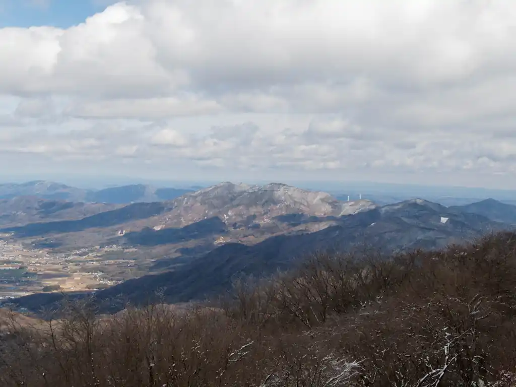 筑波山の北側に伸びる筑波連山。このあたりの山も歩いてみたいけど、アクセスがあまり良くない。自家用車があって車中泊とかできれば良いんだけど…