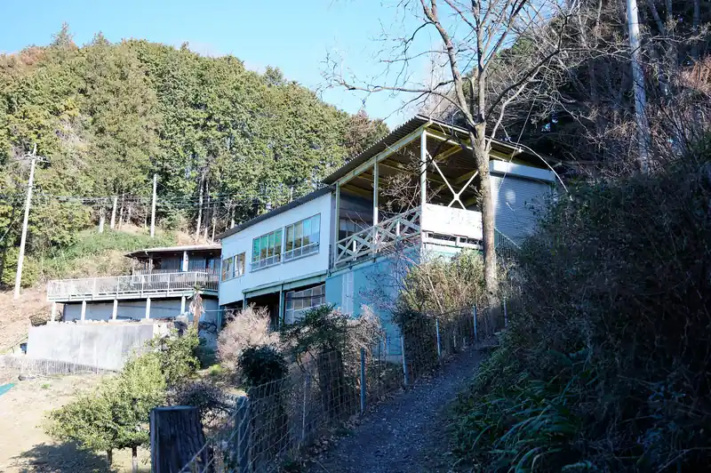 そのまま舗装路を歩いて顔振峠へ。平九郎茶屋の建物がすぐ見えてくる。

ここまで歩かなくても、舗装路に出てそのまま登っていけばすぐ諏訪神社に向かう登山道に出れるのだが…