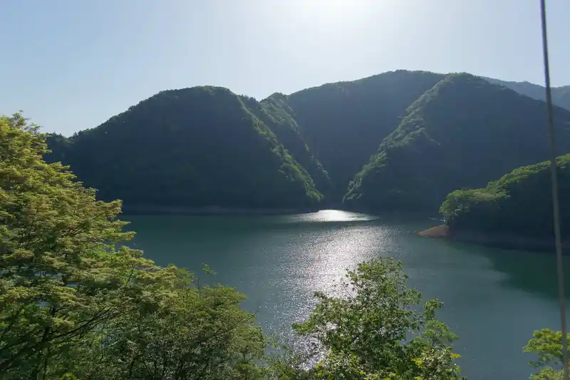 というわけで7時45分頃に倉戸口バス停に到着。
倉戸口バス停で降りる人なんているんだろうか？と思っていたが、私込み4人が下車。想像以上に多い登山者だ。

なお、残念なことに、倉戸口バス停付近にトイレはないため、奥多摩駅で既に用を済ませておく必要がある。トイレは鷹ノ巣山避難小屋にあるだけで、石尾根上には存在しない。鷹ノ巣山避難小屋も、榧ノ木尾根から登る場合は遠回りになる。