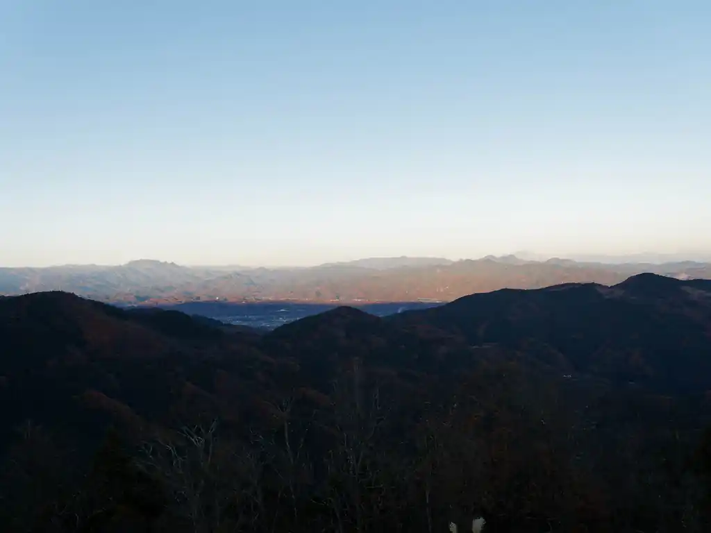 向こうに両神山が見える。
まだまだここは日陰だ。