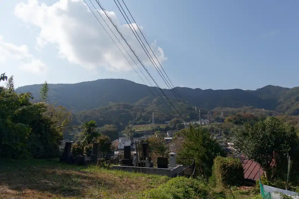 目の前に広がるのが石老山。
ここからはしばしアスファルトを歩いて石老山の大明神展望台登山口を目指す。