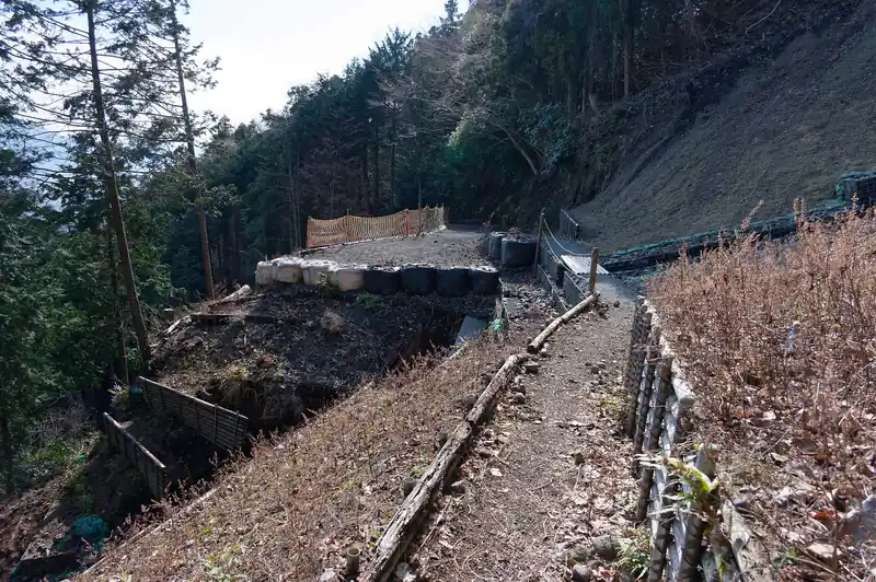 進んでいくともう一個崩落地。
写真は振り返って撮っています。
ここから道が狭くなって登山道っぽくなる。