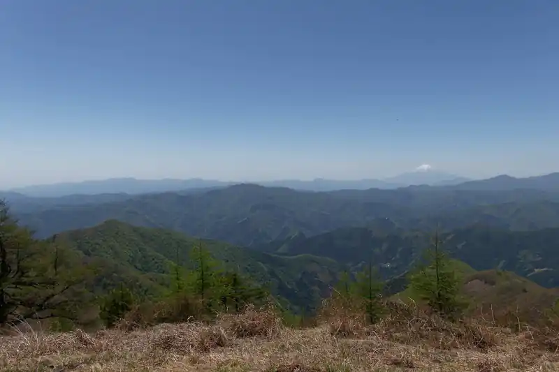 手前左側に見える尾根道が榧ノ木尾根と思われる。