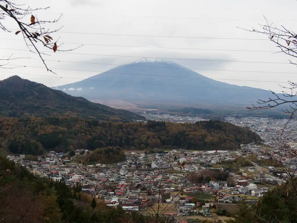 この堂尾山公園からの眺めもそこそこ良いが、少し電線が邪魔。
ちょうど富士山に被ってしまうところに電線が通っているので避けようがない。