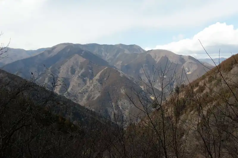 向かいはたぶん、六ッ石山。
中央の手前に向かっている伸びている尾根はハンノキ尾根でしょうか。その右奥はたぶん石尾根…？