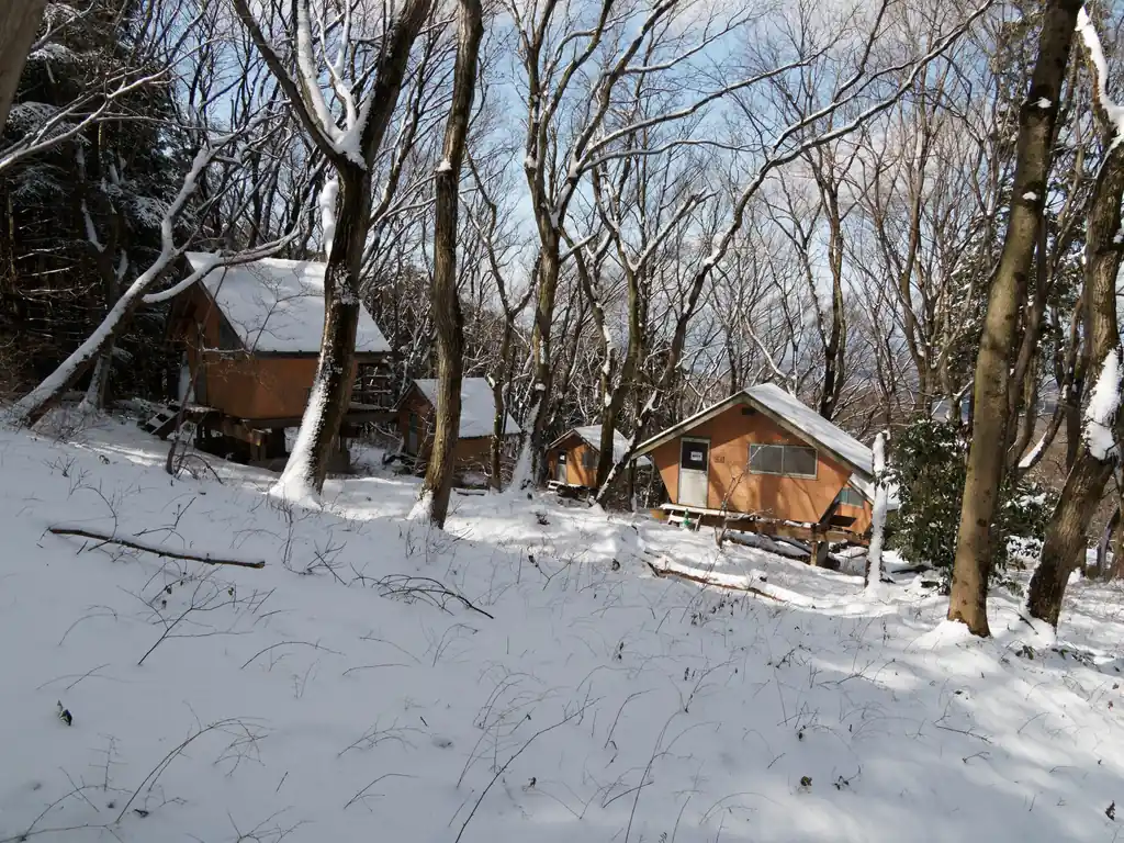 宿泊小屋と思われる建物を横目に降っていく。